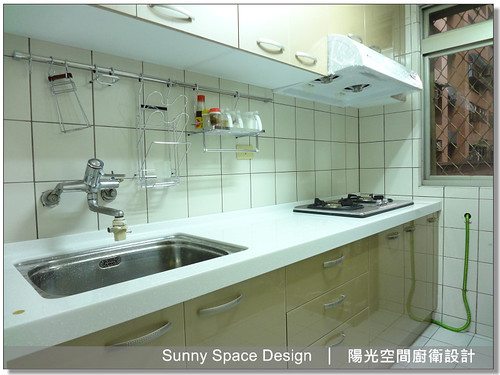 香檳金水晶門板與人造石檯面質感