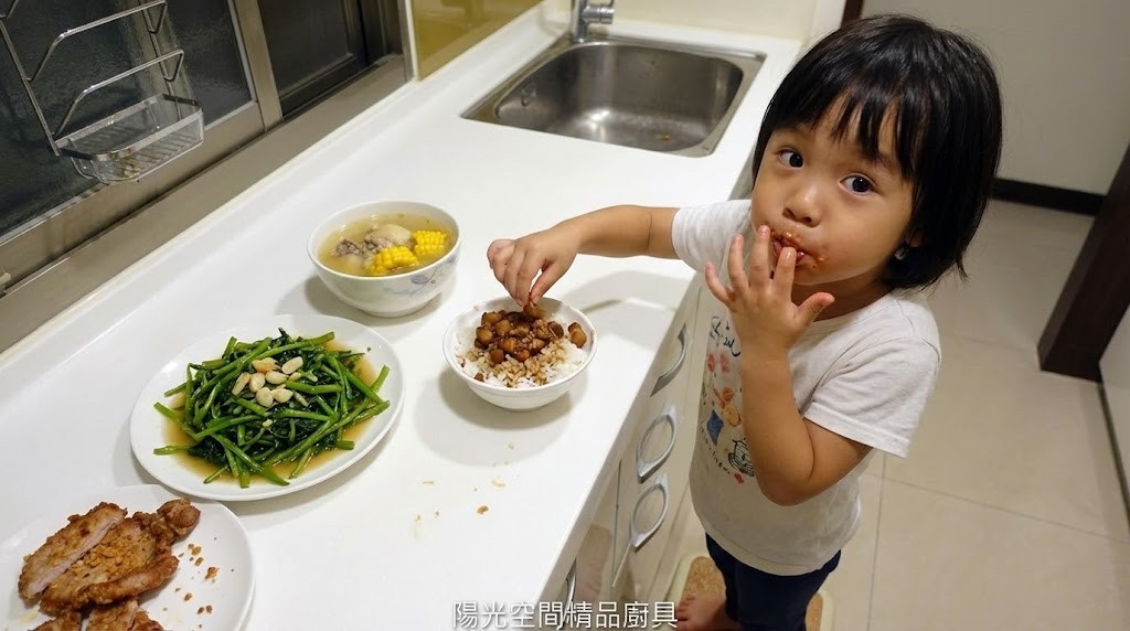 土城裕生路金色烤漆玻璃水晶廚房 × 豪山三機 × 隱藏式收納