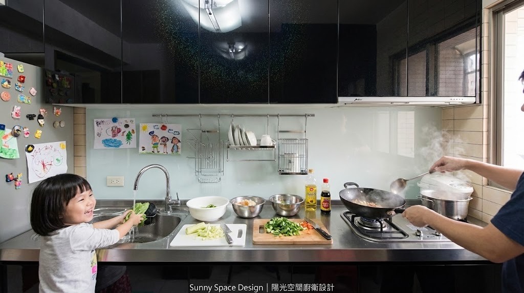 八德路黑色時尚廚房 × 不銹鋼檯面 × 水晶門板｜陽光空間精品廚具