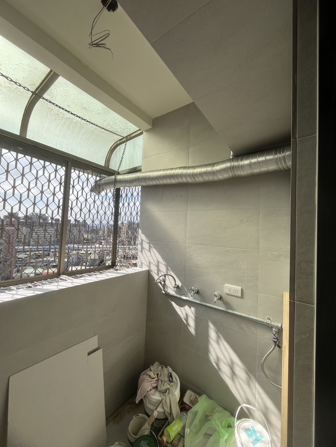 不鏽鋼水槽與龍頭配置