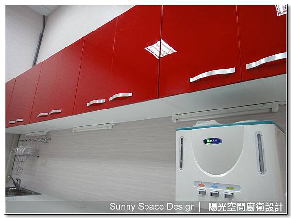 檯面插座配置與水晶門板細節