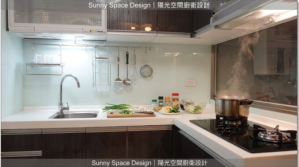 內湖成功路 L 型木紋廚房 × 水晶門板 × 韓國人造石檯面 × 活動式平台｜陽光空間精品廚具