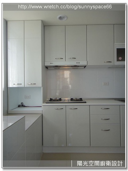 木製三抽屜與刀叉盤配置