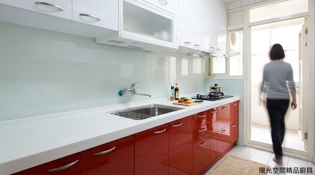 內湖成功路一字型廚具 × 紅白跳色設計 × 韓國人造石檯面｜陽光空間精品廚具