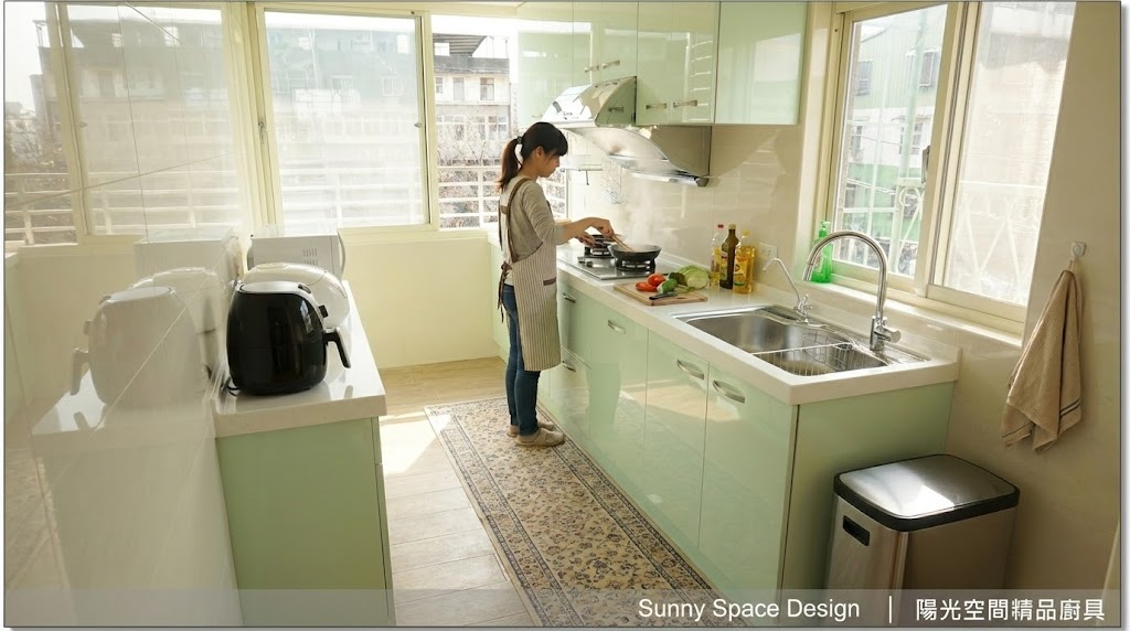 板橋僑中二街｜陽光雙面採光 L 型廚具 x 韓國人造石檯面 x 不銹鋼桶身｜陽光空間精品廚具