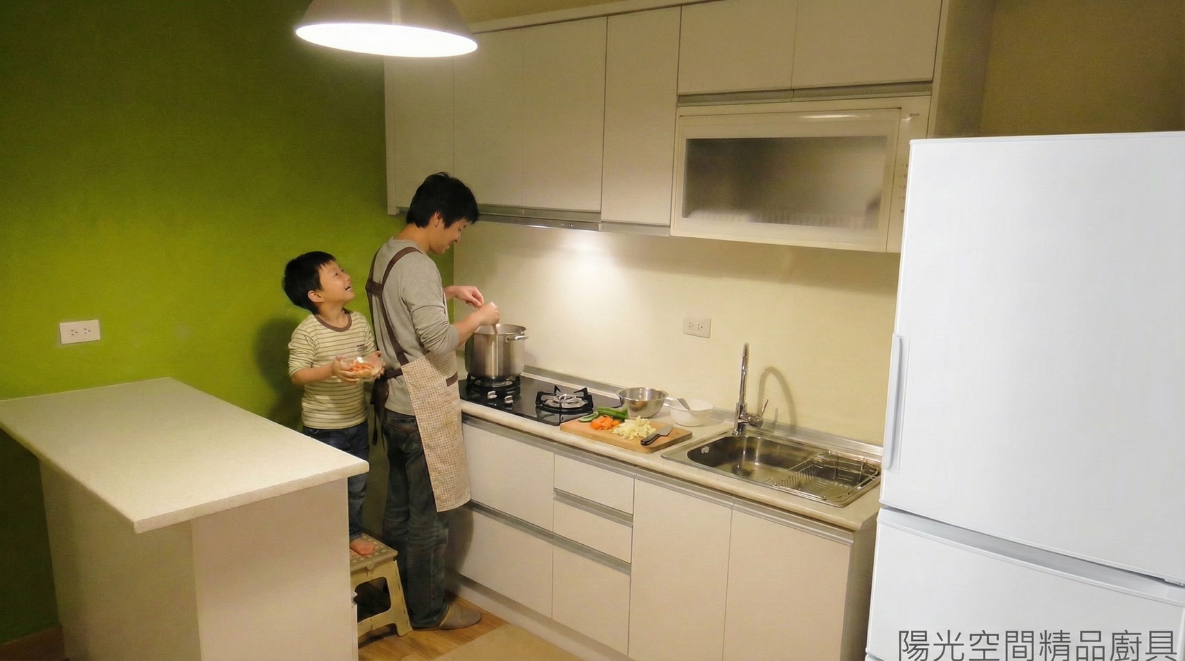 板橋鄉村風廚具一字型加吧檯 × 綠色牆面 × 木地板｜陽光空間精品廚具