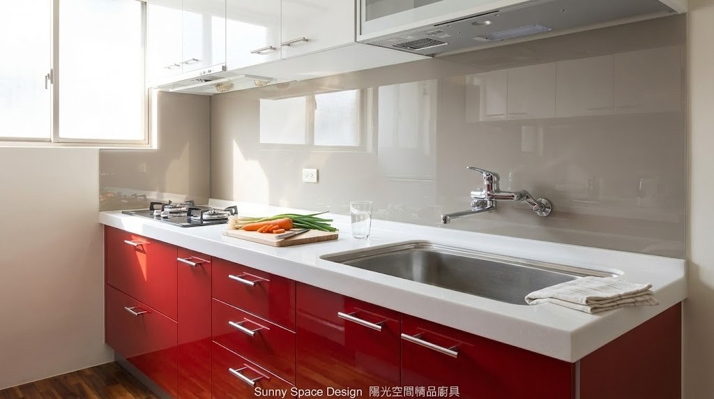 板橋長江路白色水晶門板廚具 × 木地板溫暖搭配｜陽光空間精品廚具