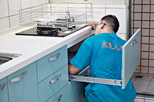 師傅進行櫃體安裝與水平校正