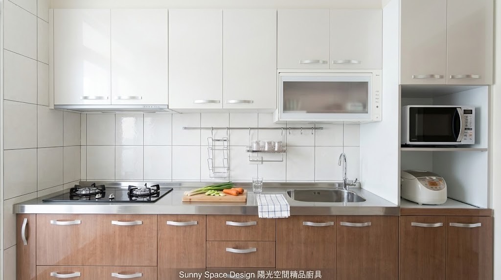 樹林樹新路一字型廚具 × 不銹鋼檯面 × 雙色門板設計｜陽光空間精品廚具
