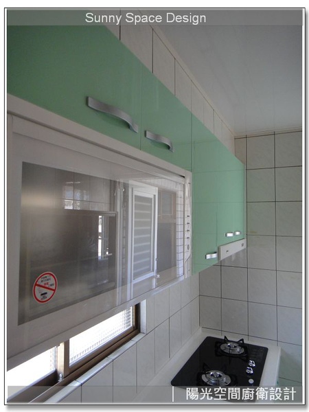 完工後簡潔俐落的廚房空間