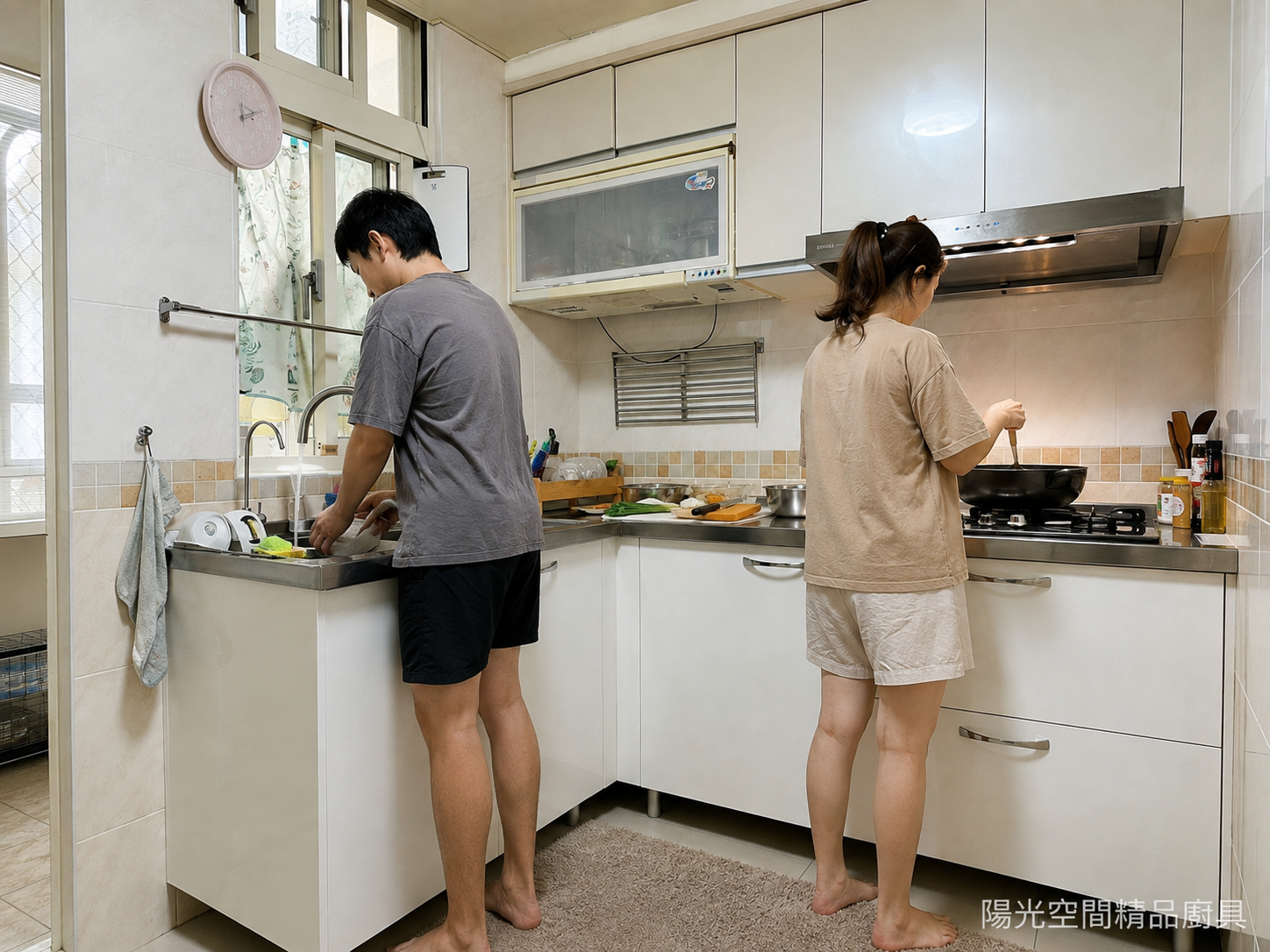 板橋L型廚房白色系夫妻分工料理與洗碗生活情境304不鏽鋼檯面