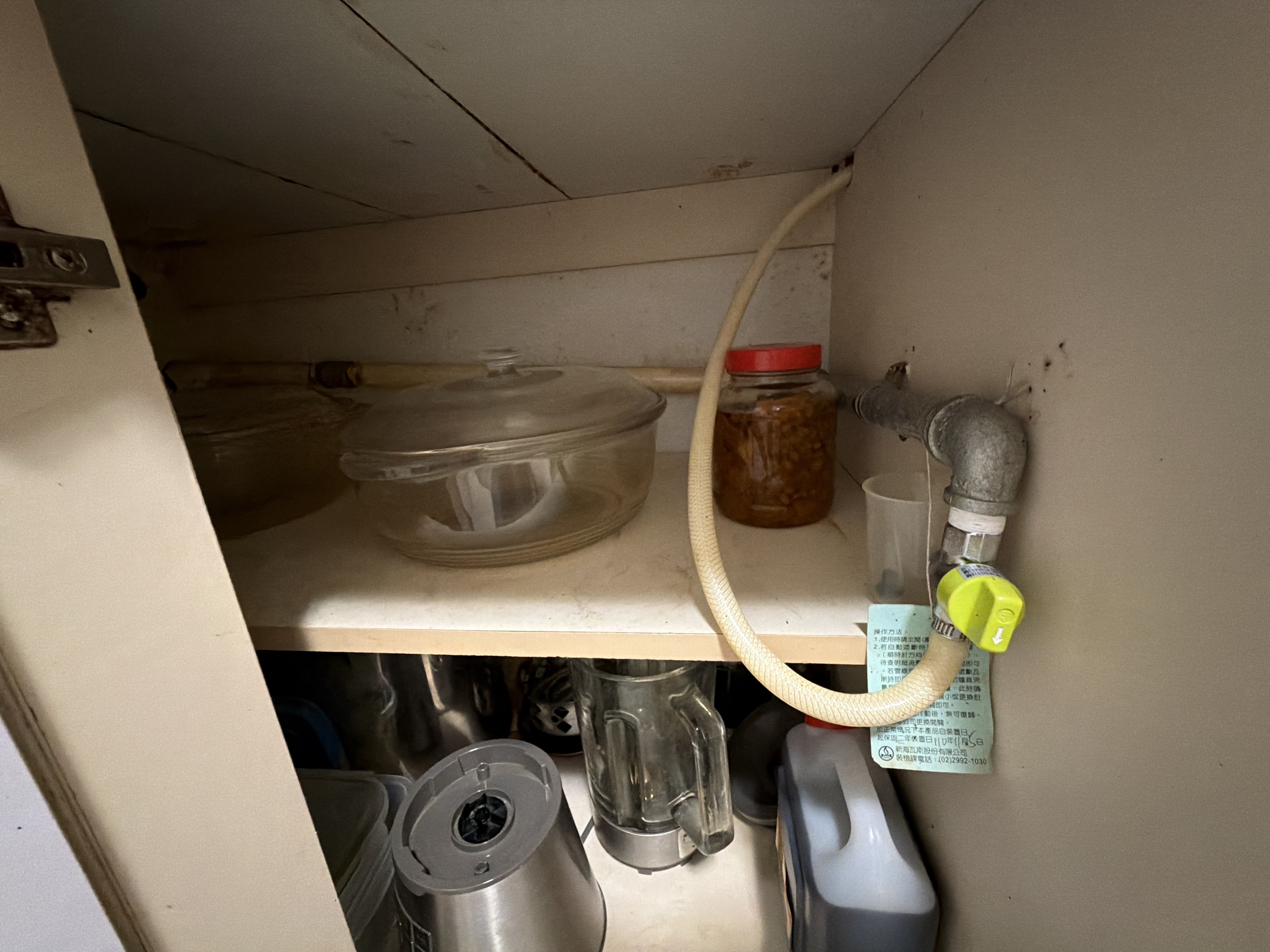 板橋L型舊廚房轉角櫃天然瓦斯硬管穿越櫃內占用鍋具收納空間