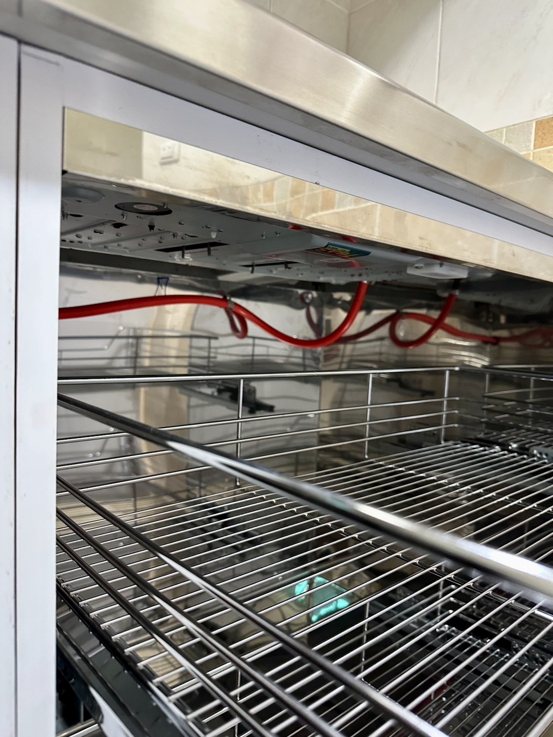 板橋L型廚房白色系轉角櫃背板內縮隱藏天然瓦斯管搭配不鏽鋼拉籃