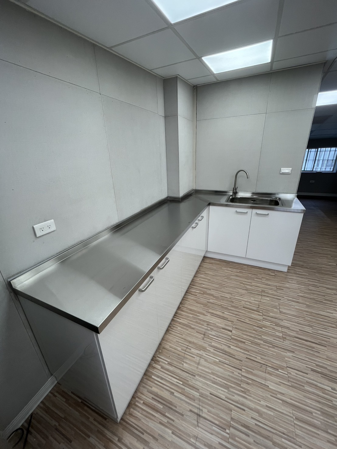 白色水晶門板搭配不鏽鋼檯面