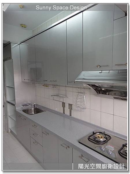 整體完工後俐落明亮的廚房氛圍