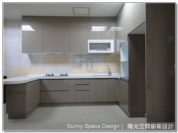 45度斜把手與結晶鋼烤門板細節