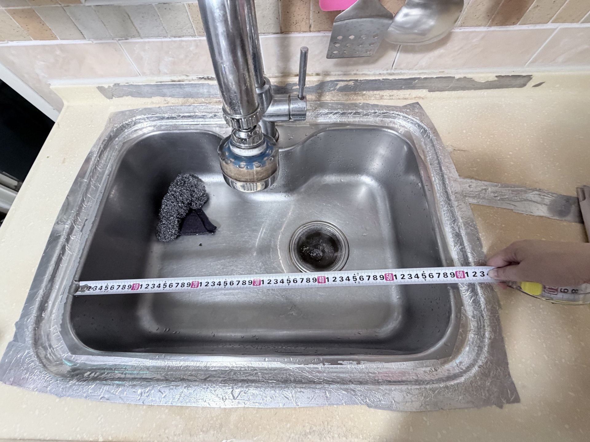 板橋L型舊廚房米色檯面水槽接縫以鋁箔紙包覆裂痕