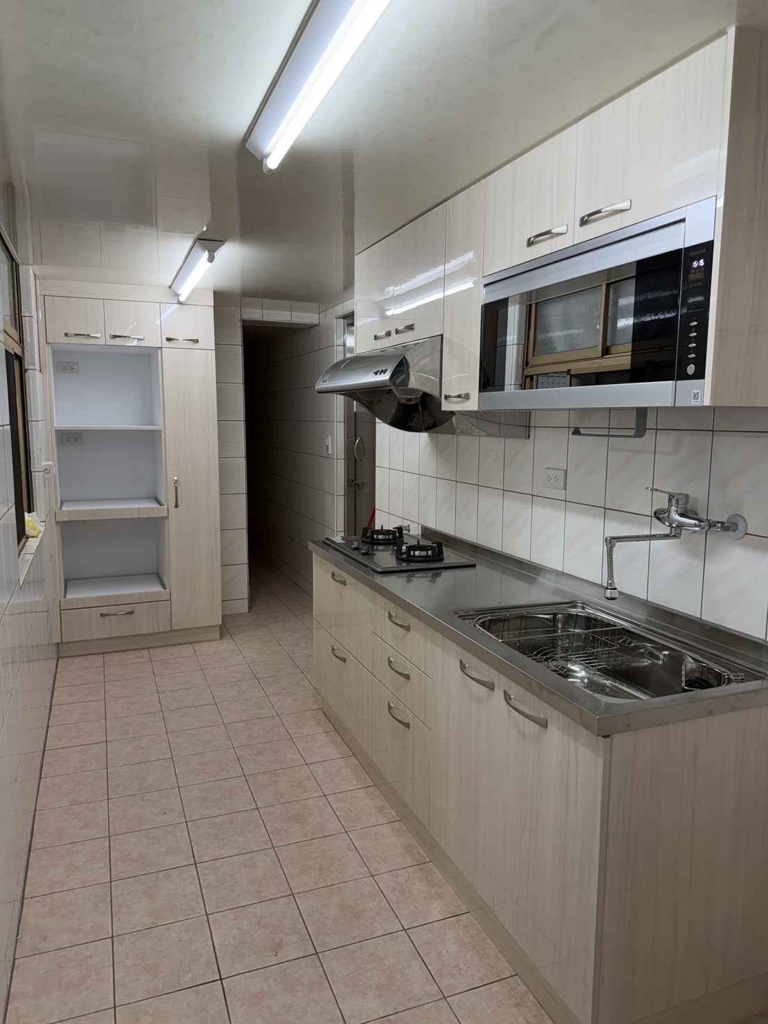 不鏽鋼檯面與木紋門板