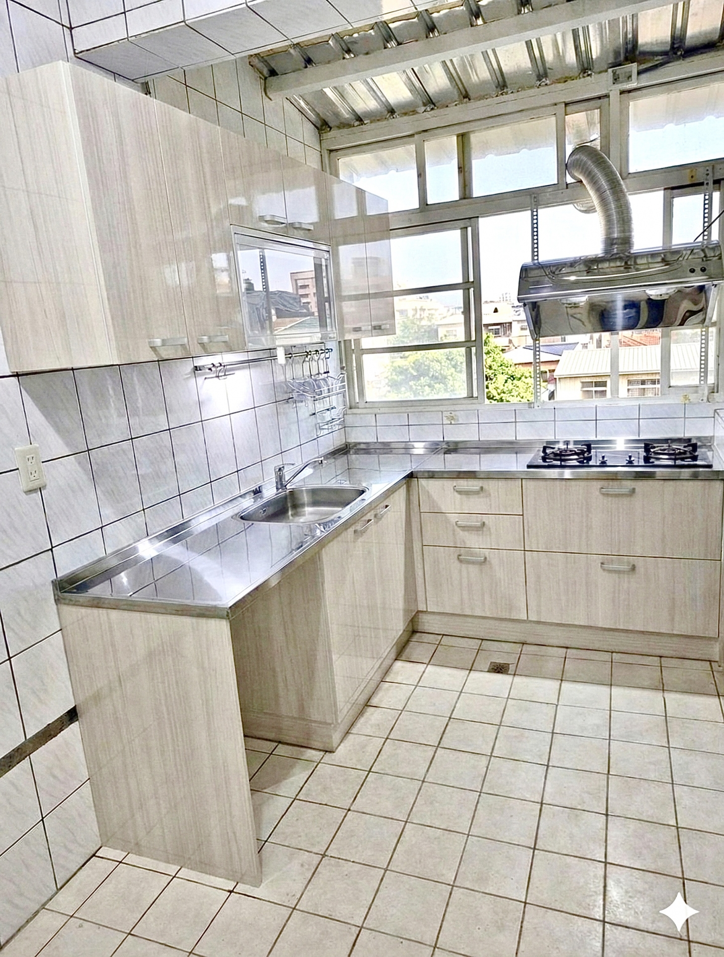 板橋廚具窗戶牆面抽油煙機角鋼固定採光保留設計