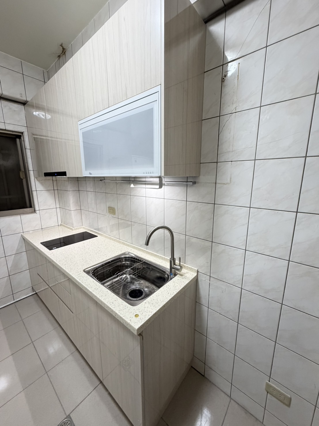 三重區一字型廚房 情境畫面 淺木紋與人造石