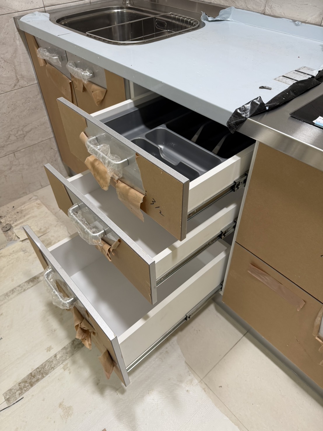 三重中正南路一字型廚房 三抽收納細節