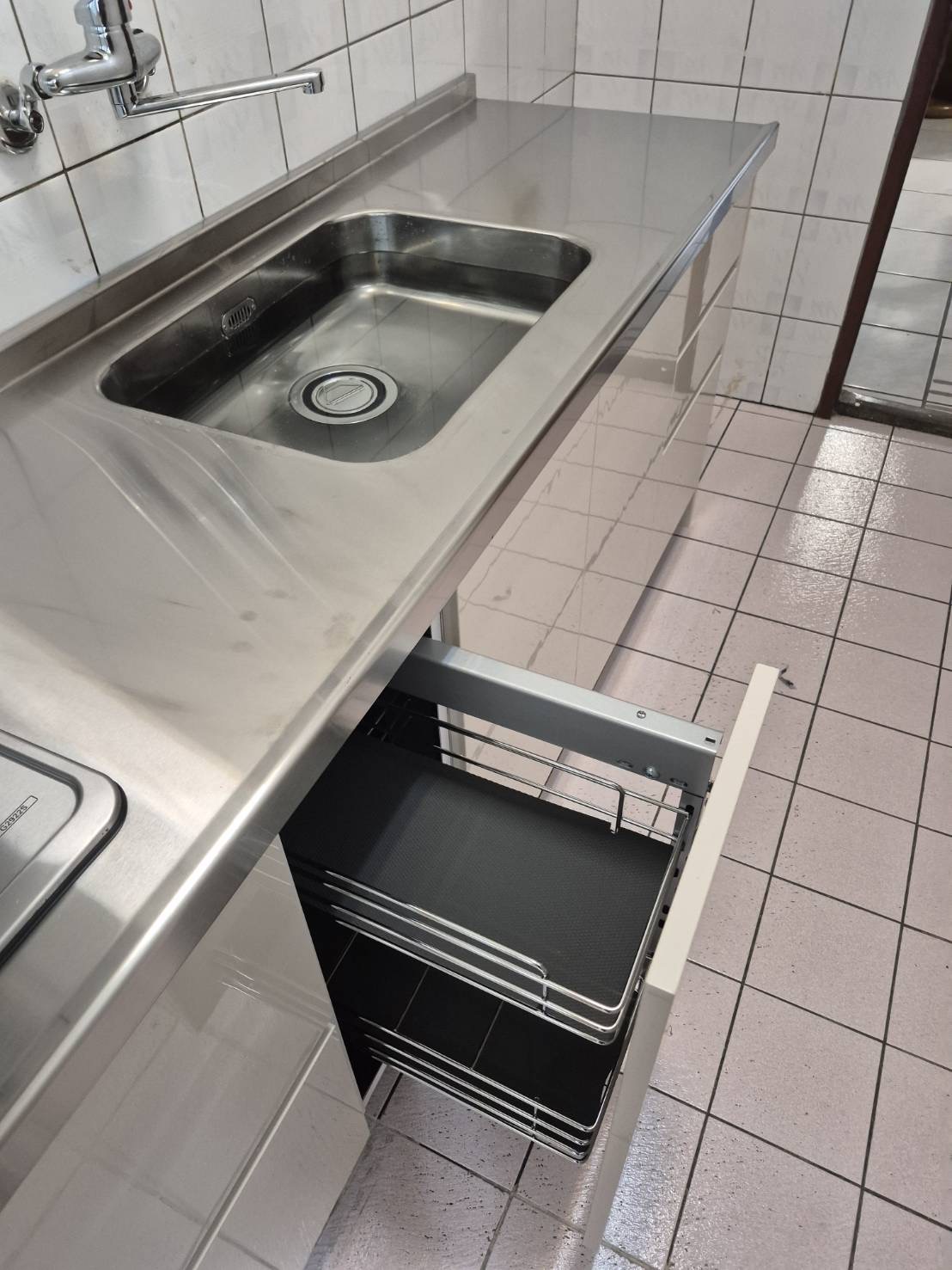 水槽旁收納細節 小側拉籃與304不鏽鋼檯面