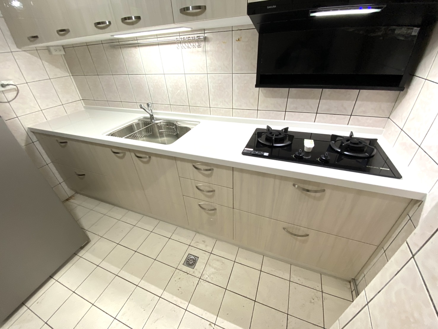 屋主生活情境照 左側小家電平台與石英石檯面