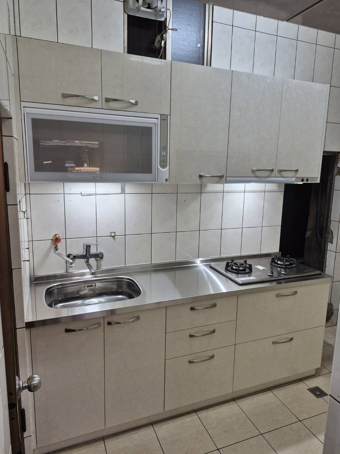 水槽爐具與上櫃配置細節 櫻花二口爐與隱藏式除油煙機