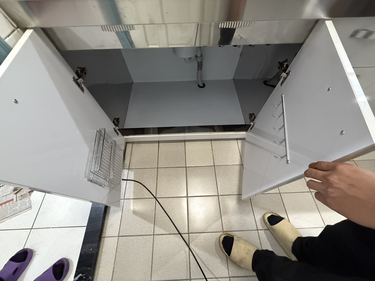 水槽櫃內部收納細節 不鏽鋼桶身與內部五金