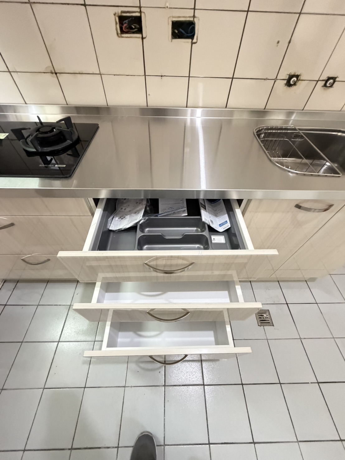 爐下開關避讓細節 楊梅不鏽鋼廚具 瓦斯爐與天然瓦斯開關避讓設計細節