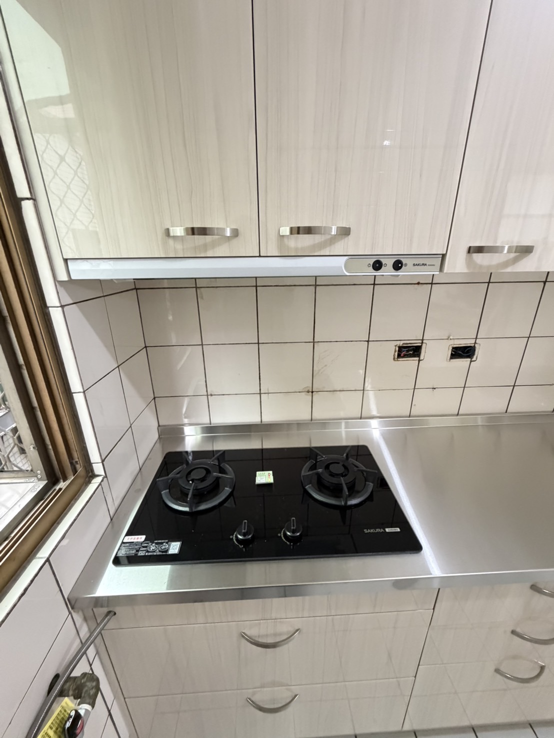 整體一字型配置 楊梅區一字型廚房完工整體視角 不鏽鋼檯面與櫻花爐具設備