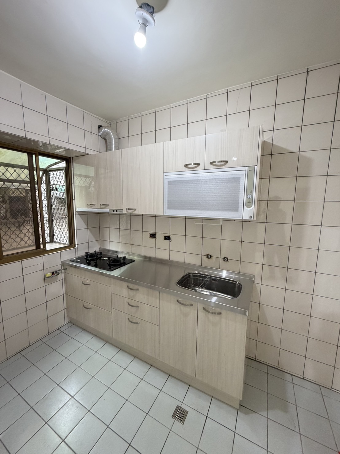 上櫃與油煙機整合 楊梅廚具翻新 淺綠色水晶門板與櫻花除油煙機配置