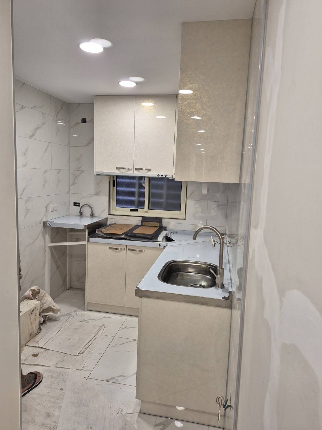 施工細節 抬高檯面與瓦斯桶預留平台 304不鏽鋼檯面