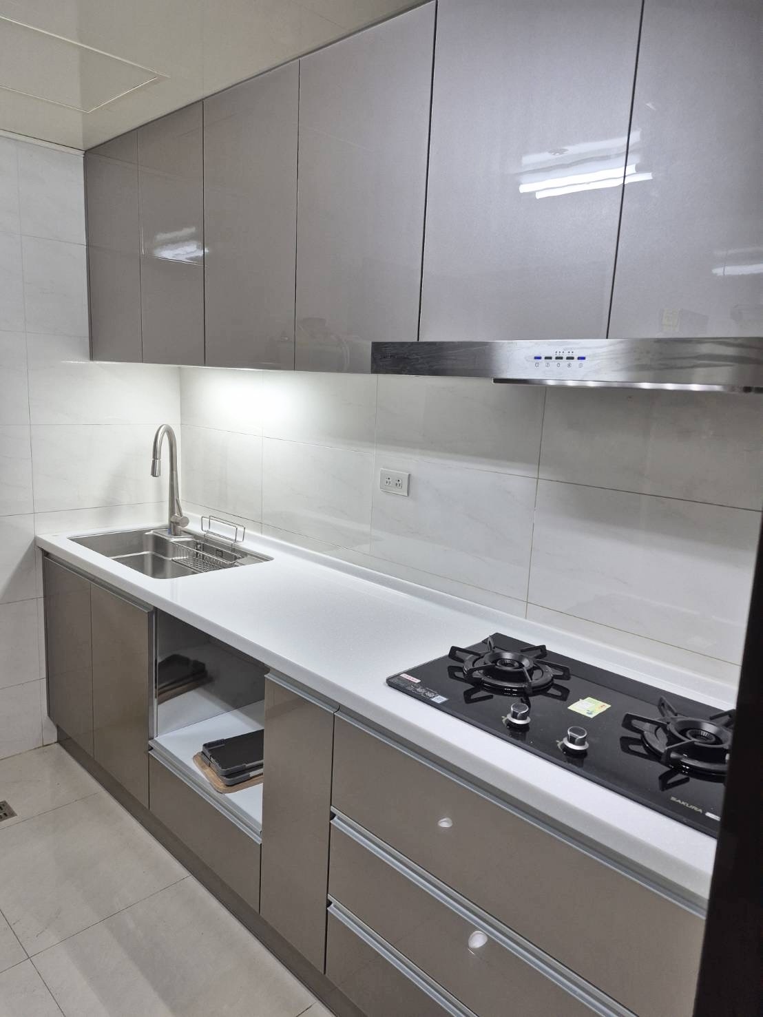 下櫃收納與抽屜配置 暖灰色下櫃收納細節 拉籃與抽屜配置