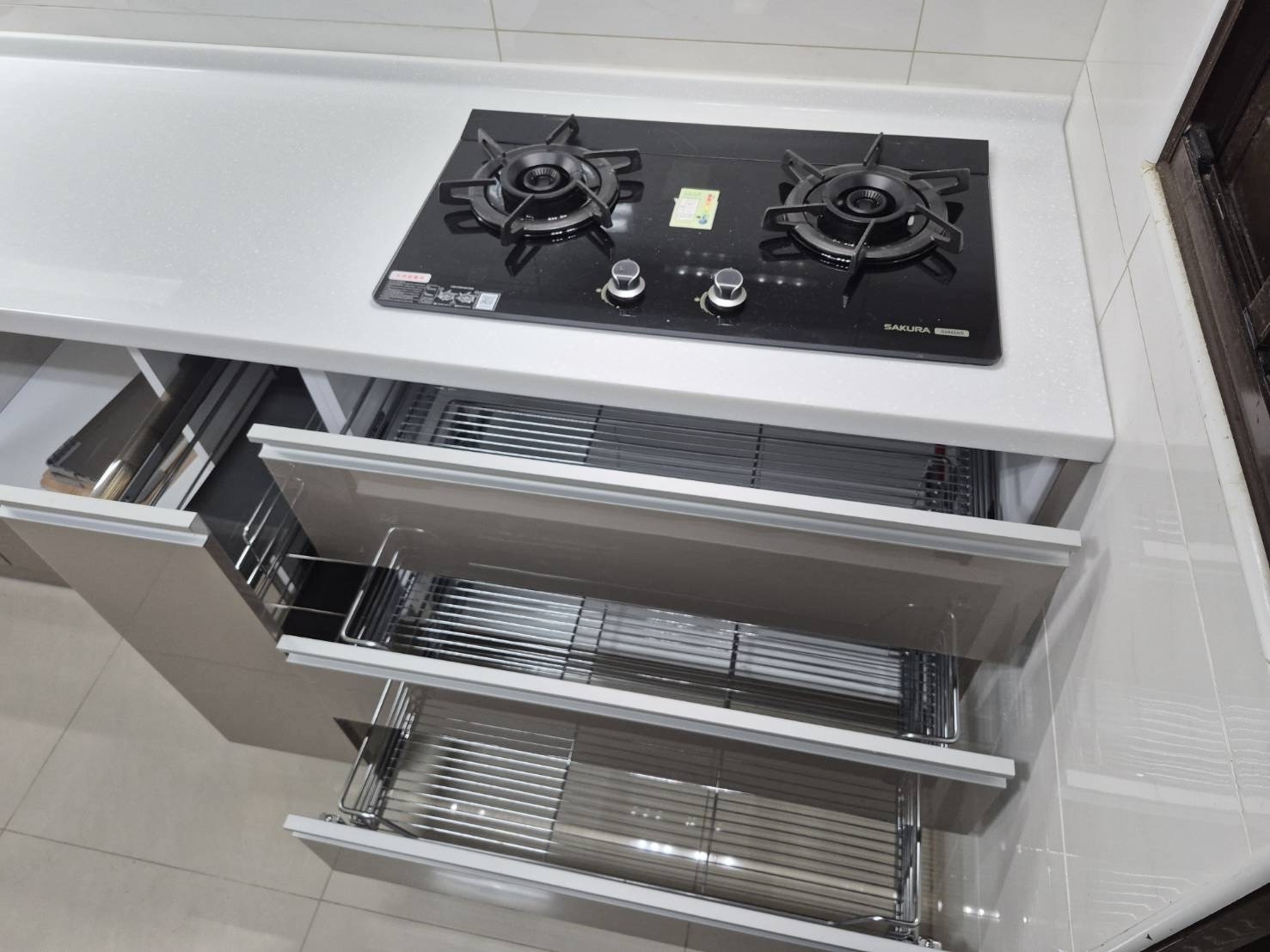 上櫃層光與排油煙機 整體動線與上櫃層光配置 抽油煙機與水晶門板