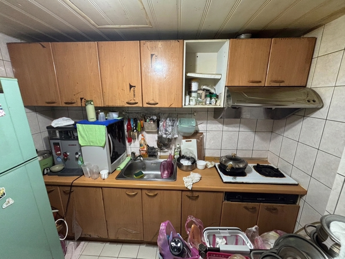 中和民安街 原始廚房使用狀態 左側小家電與延長線配置