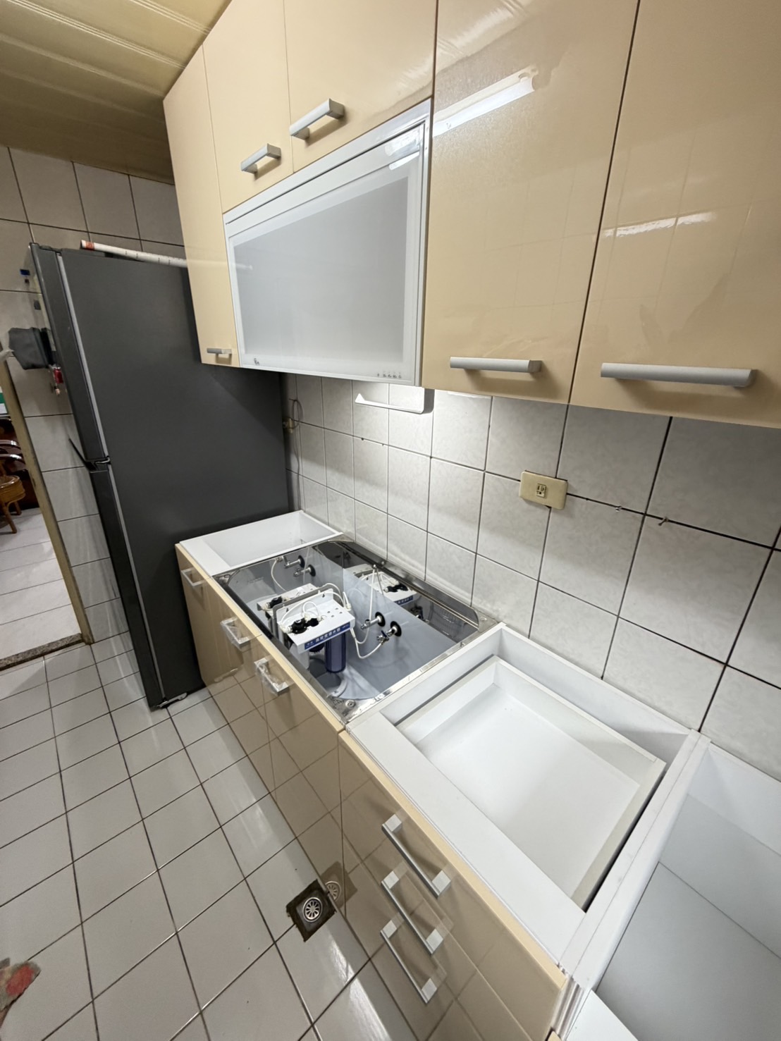 完工後明亮廚房全景 韓國人造石檯面與喜特麗烘碗機