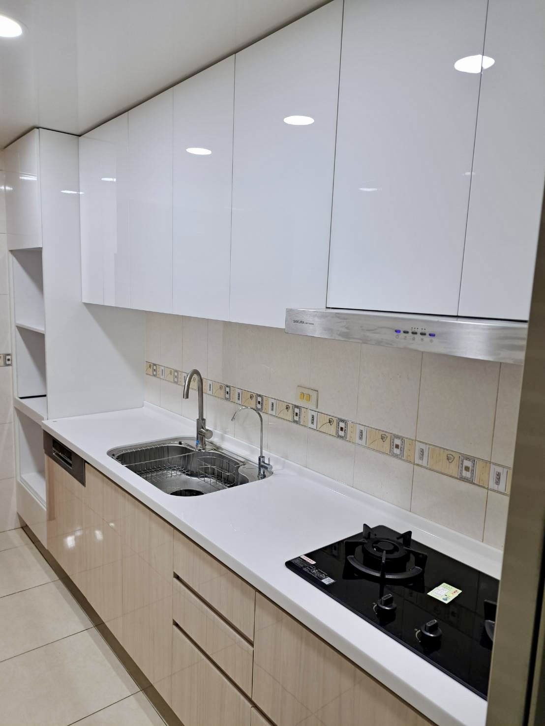 檯面與爐台水槽配置特寫 二口爐與韓國人造石檯面