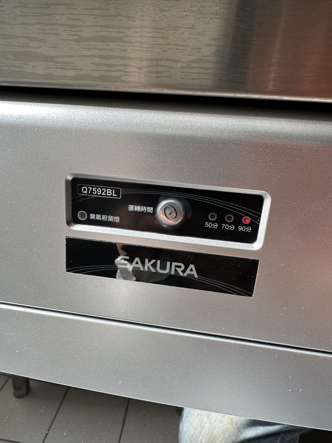 304不鏽鋼檯面與水晶門板質感