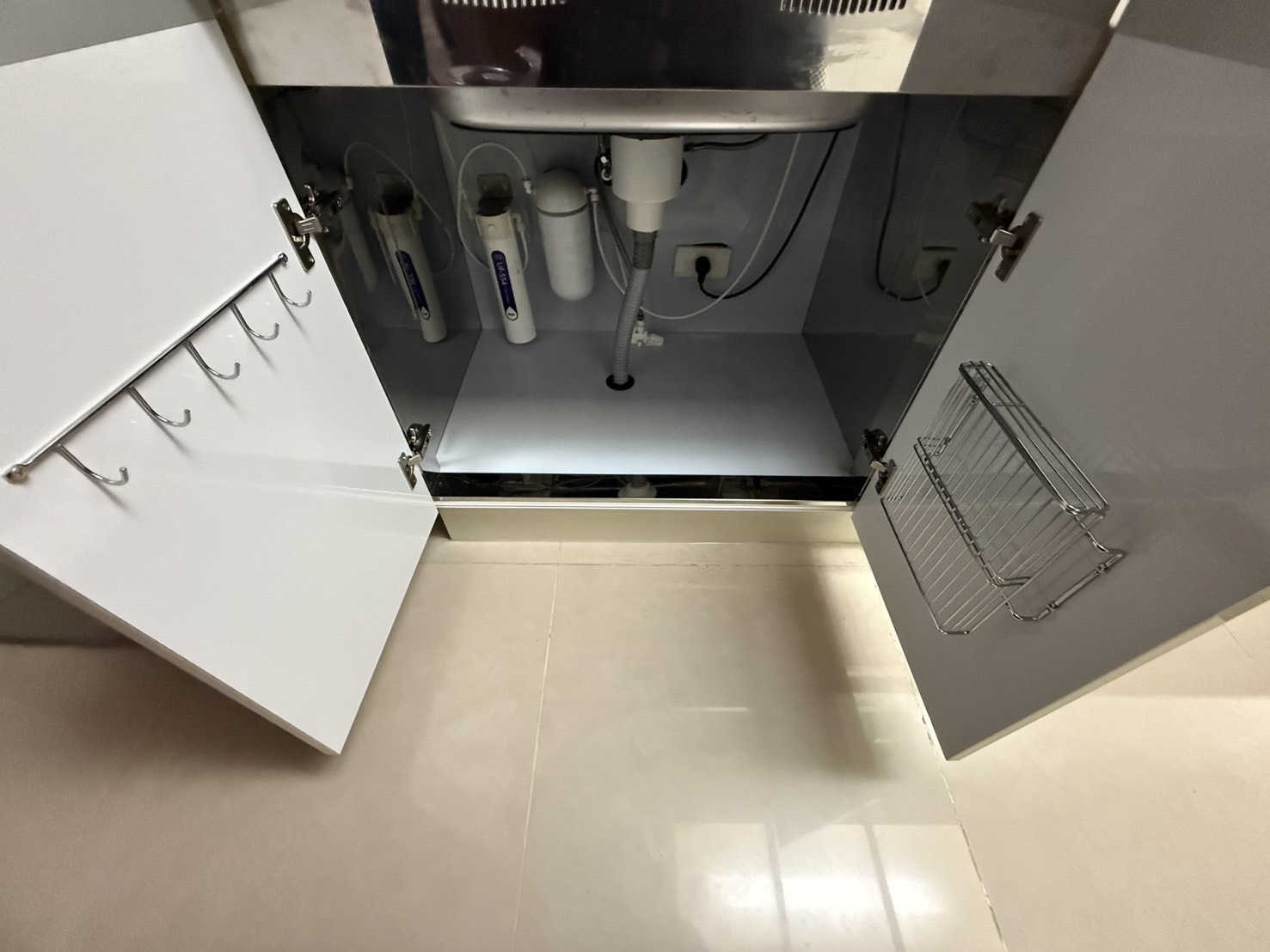 櫻花雙口瓦斯爐安裝於不鏽鋼檯面