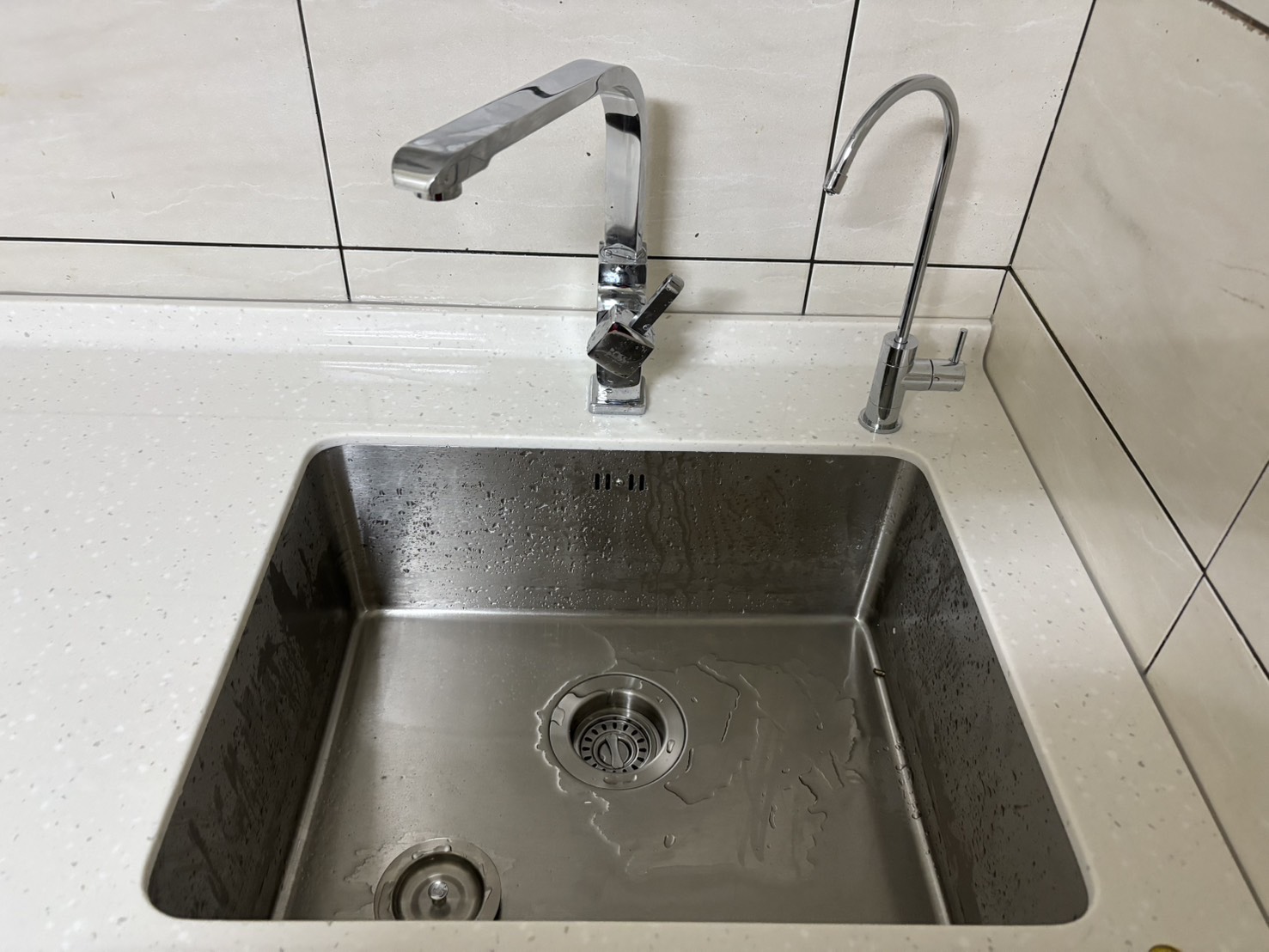 新店一字型廚具完工全景 白色系廚房