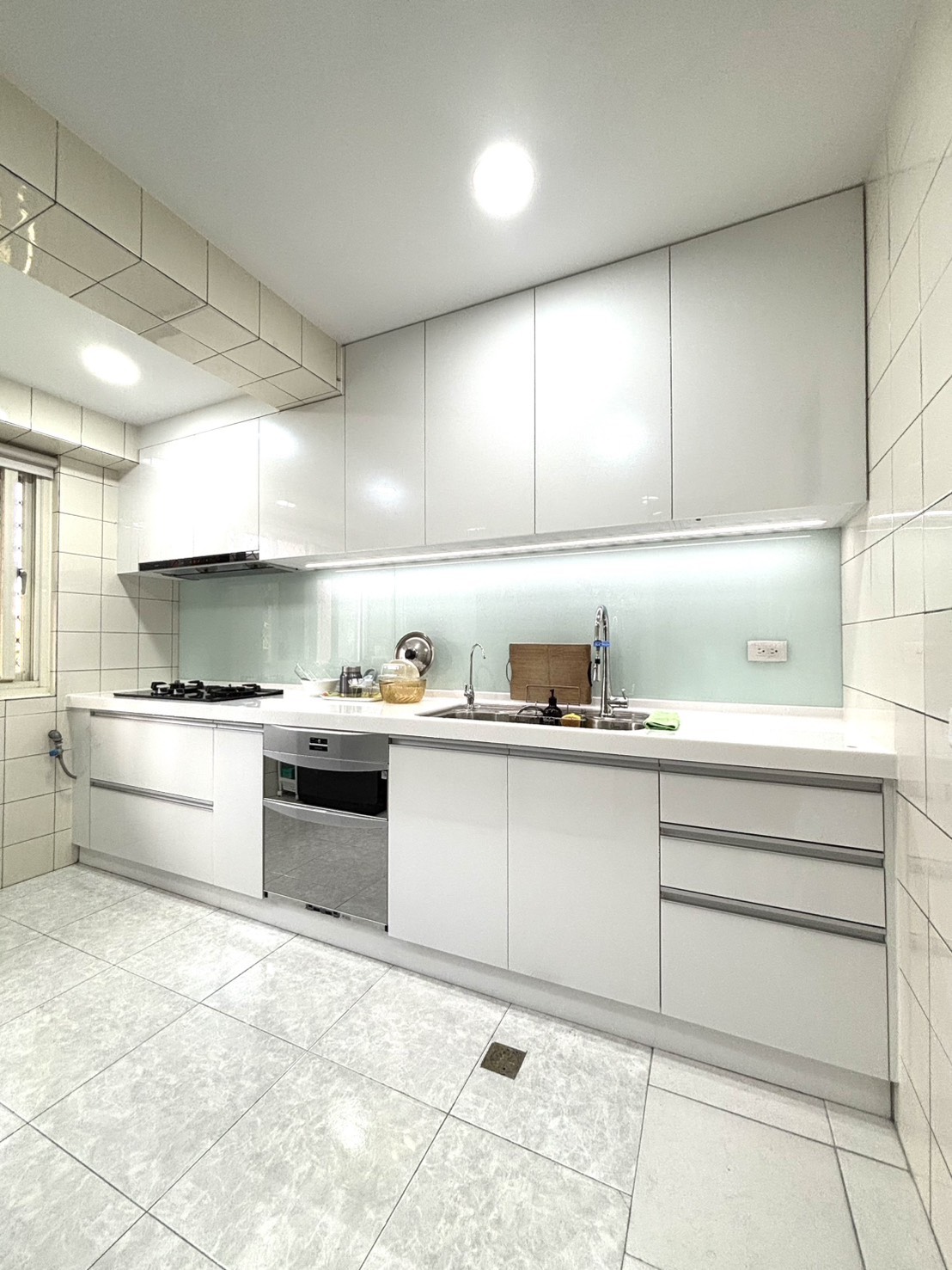 吊櫃下方嵌入式燈條照明效果