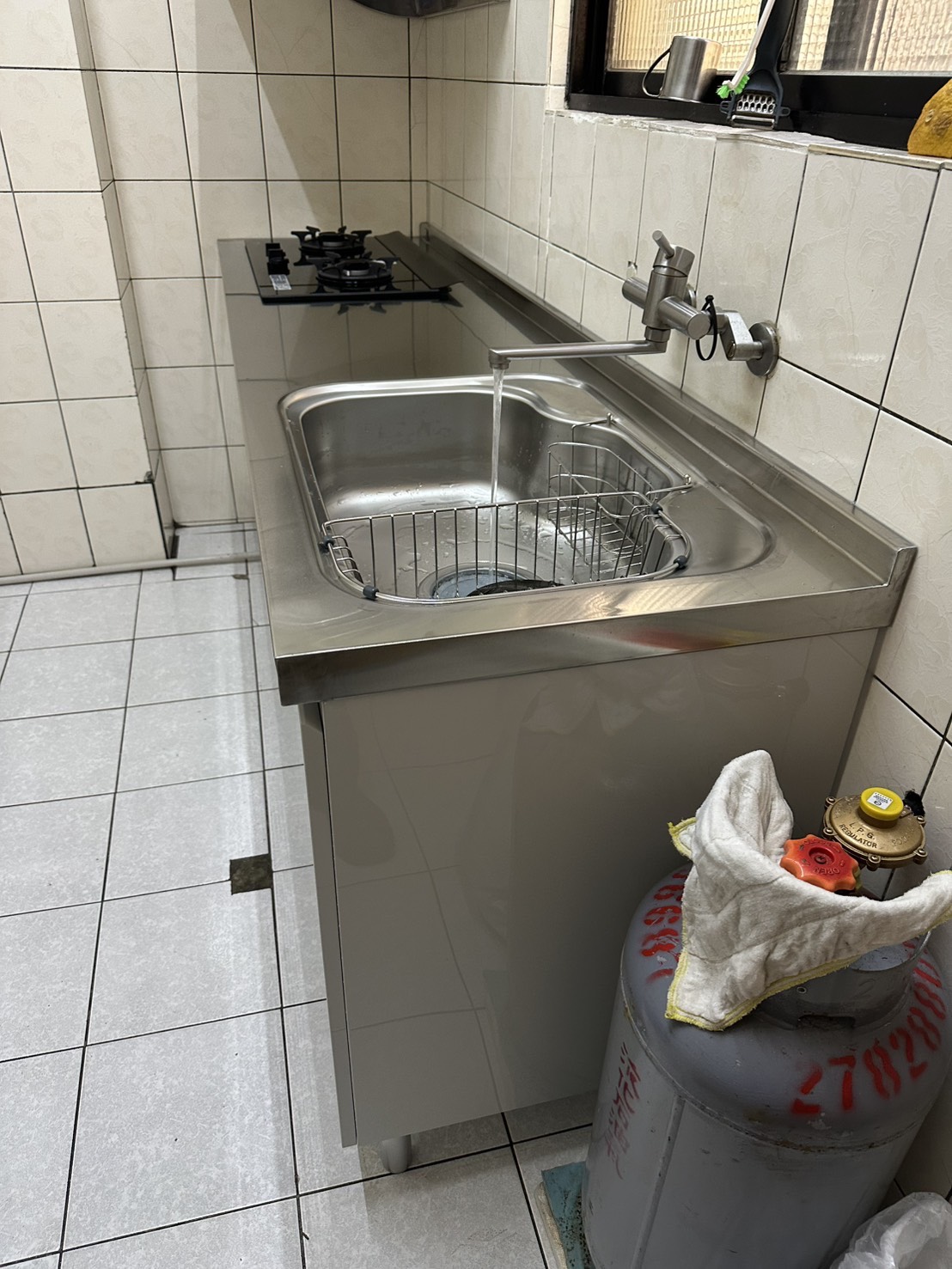 完工後清爽實用的廚房空間