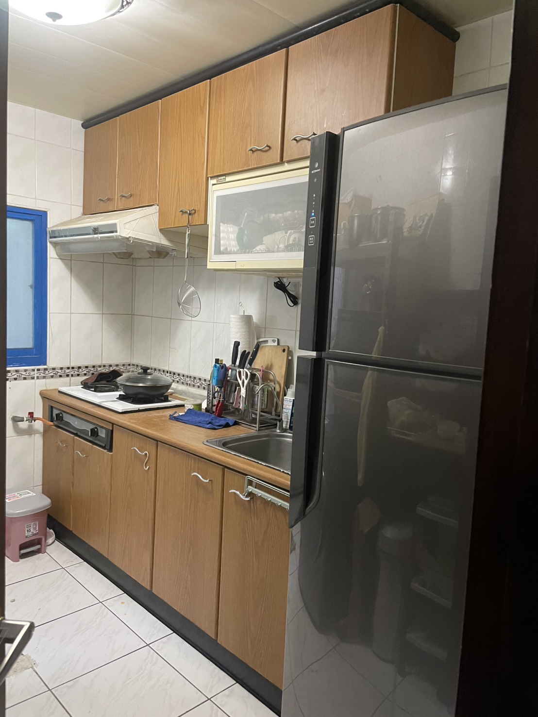 新莊廚房舊有木紋廚具與雜物堆積