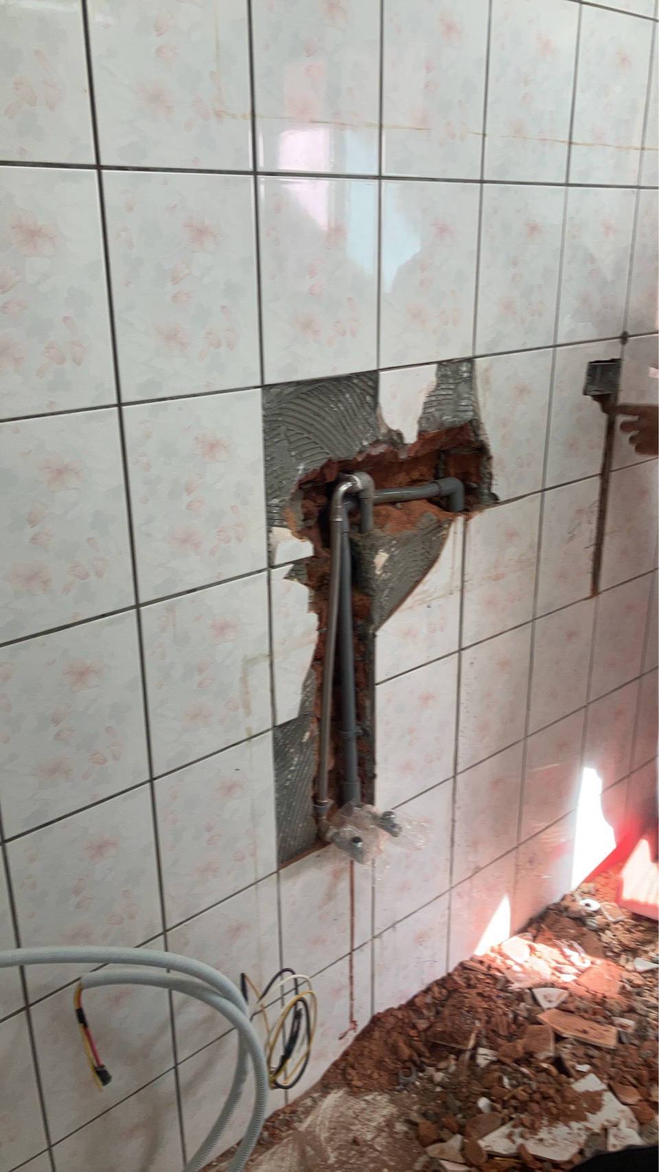 檯面出水伸縮龍頭與水槽配置