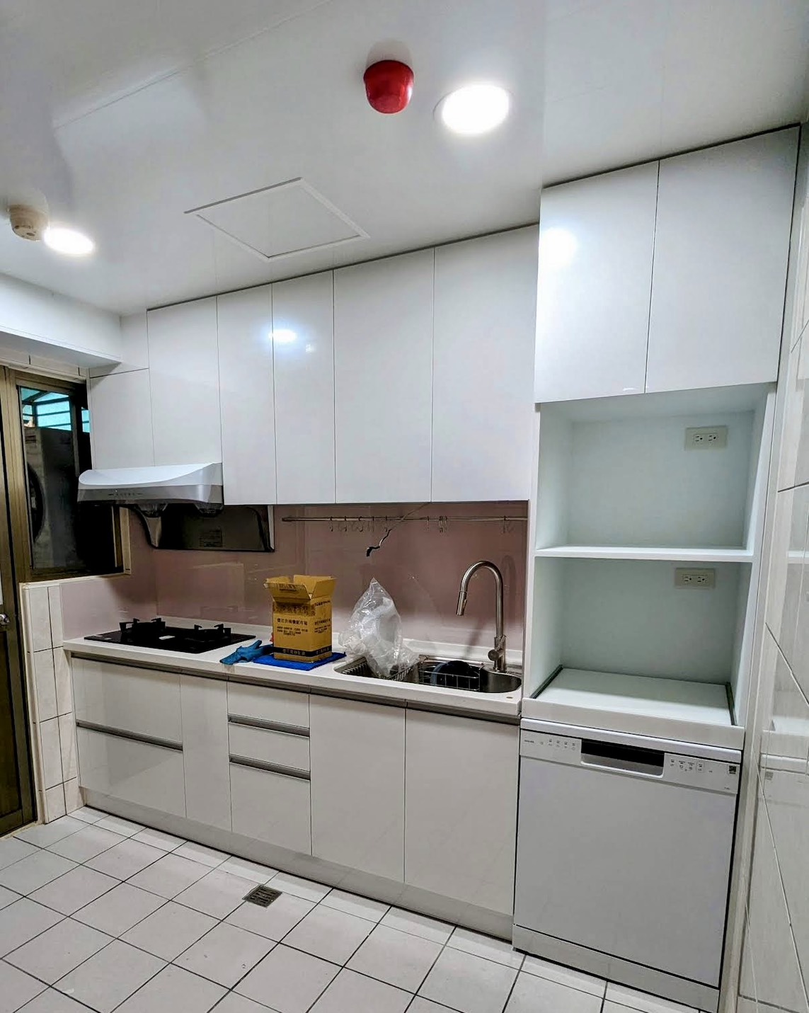 新北中和 一字型廚房 韓國人造石檯面 水槽與洗碗機配置