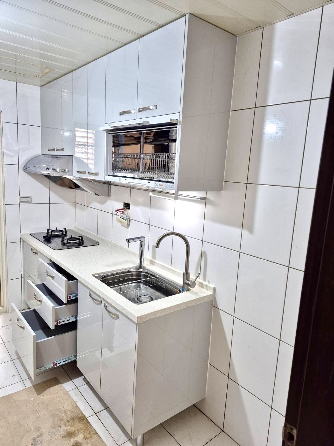 全新白色系統櫃體與收納